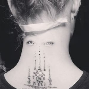 Le nouveau tatouage de Cara Delevingne, réalisé en octobre 2016 par l'artiste new-yorkais Bang Bang, représente une paire d'yeux.