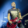 Peter Hook s'expose sur scène sur Instagram.
