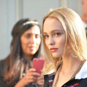 Lily-Rose Depp - Arrivées au défilé de mode prêt-à-porter printemps-été 2017 "Chanel" à Paris. Le 4 octobre 2016 © CVS-Veeren / Bestimage