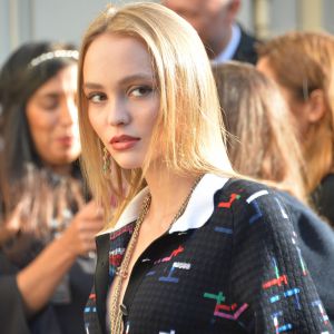 Lily-Rose Depp ressemble de plus en plus à sa mère - Arrivées au défilé de mode prêt-à-porter printemps-été 2017 "Chanel" à Paris. Le 4 octobre 2016 © CVS-Veeren / Bestimage