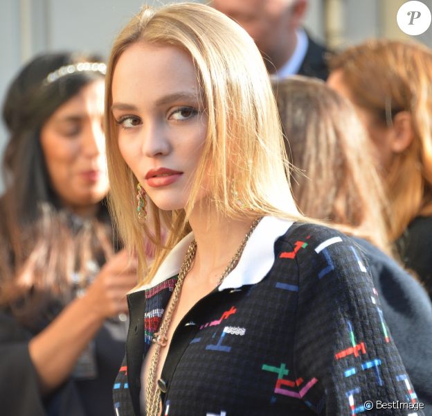Lily-Rose Depp ressemble de plus en plus à sa mère - Arrivées au défilé de mode prêt-à-porter printemps-été 2017 "Chanel" à Paris. Le 4 octobre 2016 © CVS-Veeren / Bestimage