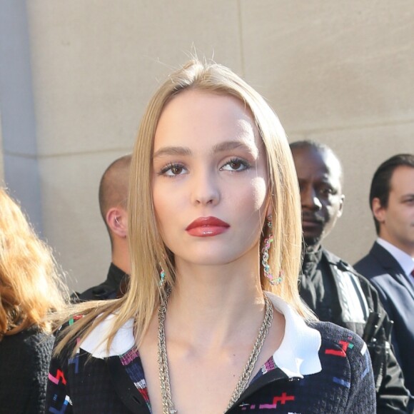 Lily-Rose Depp - Arrivées au défilé de mode prêt-à-porter printemps-été 2017 "Chanel" à Paris. Le 4 octobre 2016 © CVS-Veeren / Bestimage