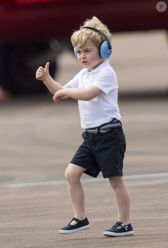 Le prince George de Cambridge lors du Royal International Air Tattoo à Fairford, son premier engagement officiel, le 8 juillet 2016.