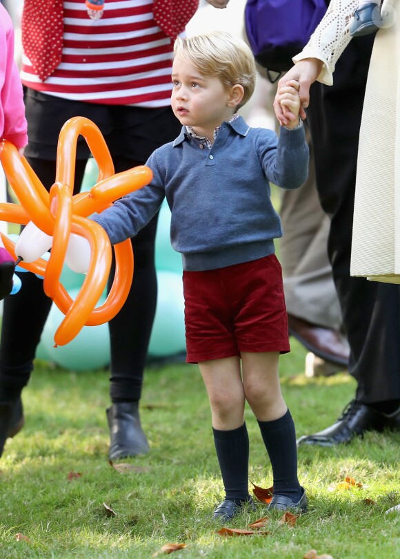 Le prince George de Cambridge lors d'une fête organisée pour les enfants dans les jardins de la Maison du Gouvernement à Victoria, au Canada, le 29 septembre 2016.
