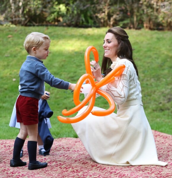 Le prince George de Cambridge lors d'une fête organisée pour les enfants dans les jardins de la Maison du Gouvernement à Victoria, au Canada, le 29 septembre 2016.