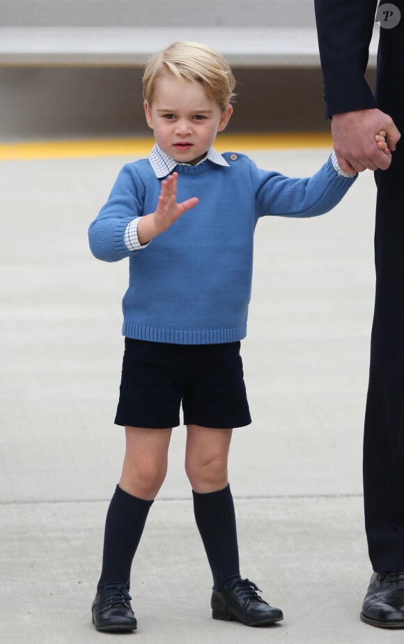Le prince George de Cambridge à l'aéroport de Victoria le 24 septembre 2016, lors de l'arrivée de sa famille pour la tournée royale au Canada.