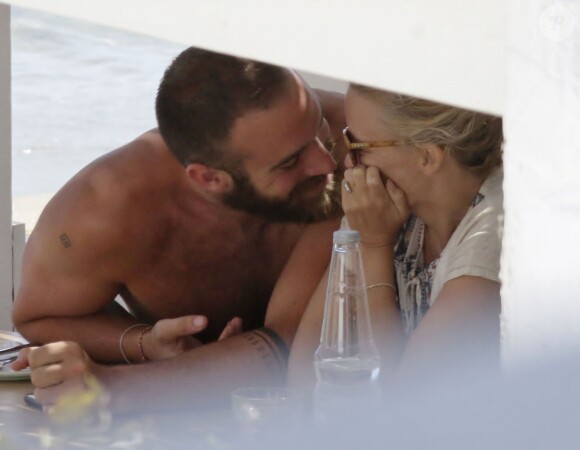 Exclusif - Kylie Minogue et son compagnon Joshua Sasse en vacances sur l'île de Sifnos en Grèce le 23 juin 2016.