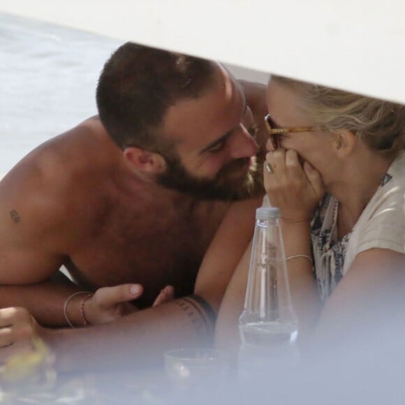 Exclusif - Kylie Minogue et son compagnon Joshua Sasse en vacances sur l'île de Sifnos en Grèce le 23 juin 2016.