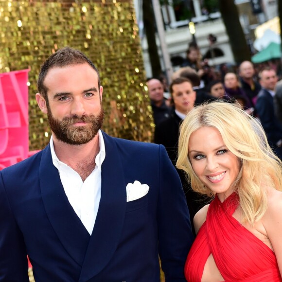 Kylie Minogue et Joshua Sasse à Londres, le 29 juin 2016.