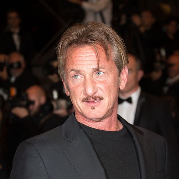 Sean Penn - Descente des marches du film "The Last Face" lors du 69e Festival International du Film de Cannes. Le 20 mai 2016. © Olivier Borde-Cyril Moreau/Bestimage