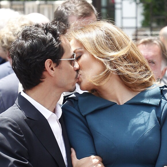 Marc Anthony et Jennifer Lopez sur le Hollywood Walkf of Fame, au cours d'une cérémonie en l'honneur de Simon Fuller, le créateur d'American Idol, le 23 mai 2011.
