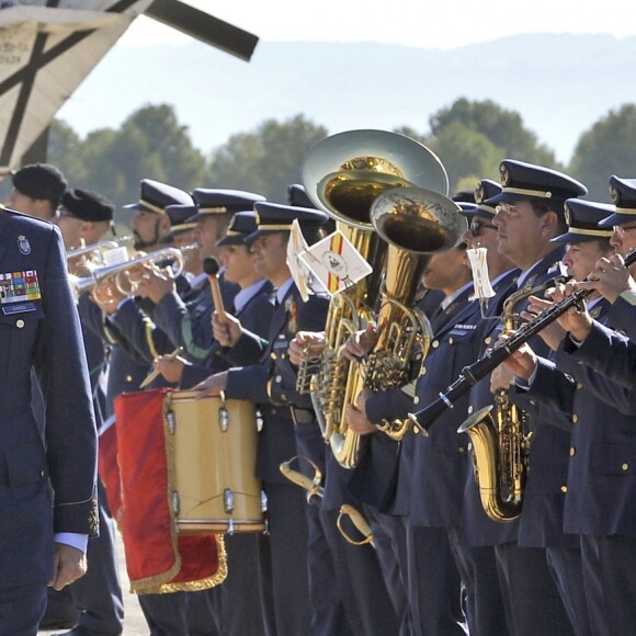 Le roi Felipe VI d'Espagne en visite au 14e régiment de l'Armée de l'air à la base aérienne d'Albiceleste le 10 octobre 2016.