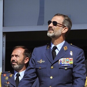 Le roi Felipe VI d'Espagne en visite au 14e régiment de l'Armée de l'air à la base aérienne d'Albiceleste le 10 octobre 2016.