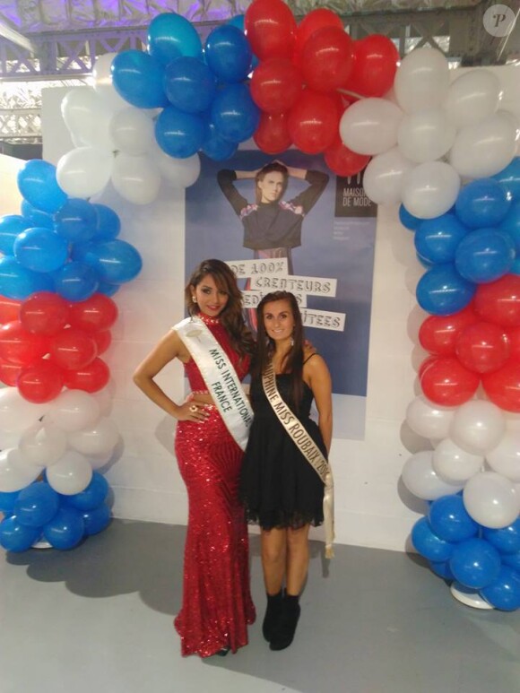 Khaoula Najine pose avec une dauphine du concours Miss Roubaix, sur Facebook. Octobre 2016