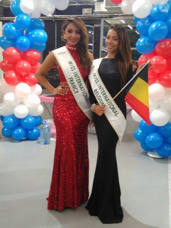Khaoula Najine pose avec sa concurrente belge pour le concours Miss International, octobre 2016