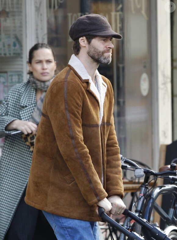 Howard Donald accompagné de sa femme Katit Halil et de leur fils Bowie Taylan Donald va déjeuner dans un restaurant de l'ouest de Londres, le 22 février 2016.