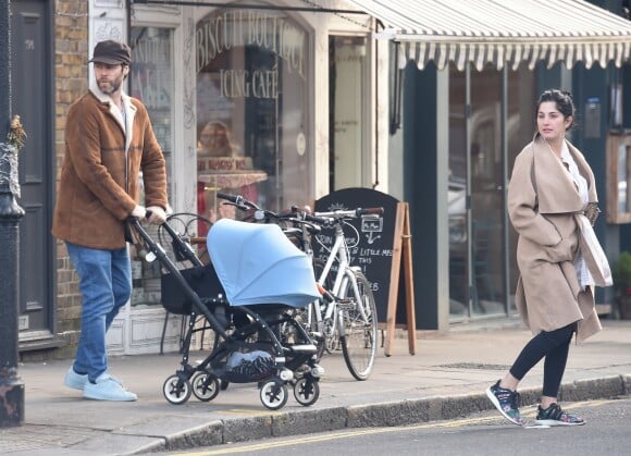 Howard Donald accompagné de sa femme Katit Halil et de leur fils Bowie Taylan Donald va déjeuner dans un restaurant de l'ouest de Londres, le 22 février 2016.