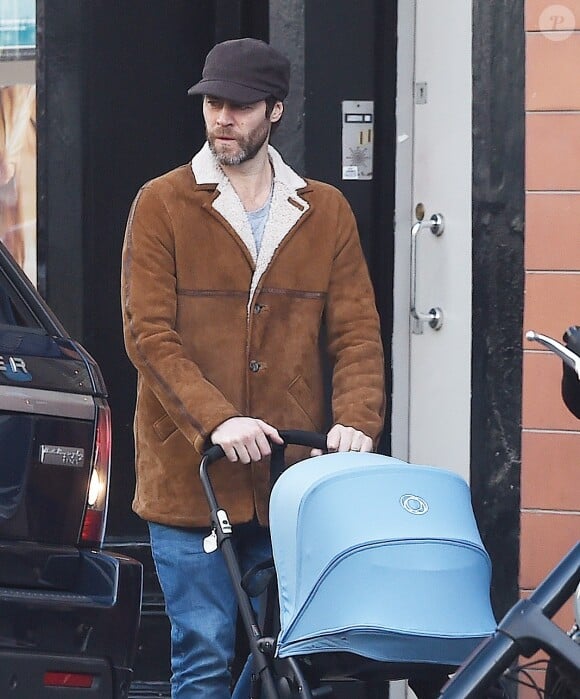 Howard Donald accompagné de sa femme Katit Halil et de leur fils Bowie Taylan Donald va déjeuner dans un restaurant de l'ouest de Londres, le 22 février 2016.