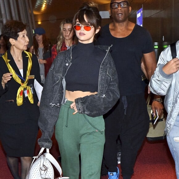 Selena Gomez arrive à l'aéroport de Tokyo, le 1er août 2016. Elle signe des autographes à ses fans. © Future-Image via ZUMA Press/Bestimage