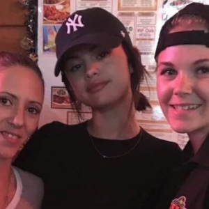 Selena Gomez pose avec ses fans dans un restaurant du Tennessee, le 8 octobre 2016. La popstar ferait actuellement un séjour en rehab dans la région. Elle est apparue particulièrement amaigrie mais disponible et souriante.