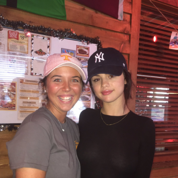 Selena Gomez pose avec ses fans dans un restaurant du Tennessee, le 8 octobre 2016. La popstar ferait actuellement un séjour en rehab dans la région. Elle est apparue particulièrement amaigrie mais disponible et souriante.