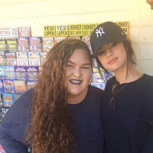 Selena Gomez pose avec ses fans dans un restaurant du Tennessee, le 8 octobre 2016. La popstar ferait actuellement un séjour en rehab dans la région. Elle est apparue particulièrement amaigrie mais disponible et souriante.