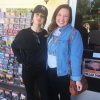 Selena Gomez pose avec ses fans dans un restaurant du Tennessee, le 8 octobre 2016. La popstar ferait actuellement un séjour en rehab dans la région. Elle est apparue particulièrement amaigrie mais disponible et souriante.
