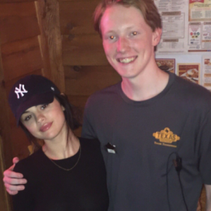 Selena Gomez pose avec ses fans dans un restaurant du Tennessee, le 8 octobre 2016. La popstar ferait actuellement un séjour en rehab dans la région. Elle est apparue particulièrement amaigrie mais disponible et souriante.