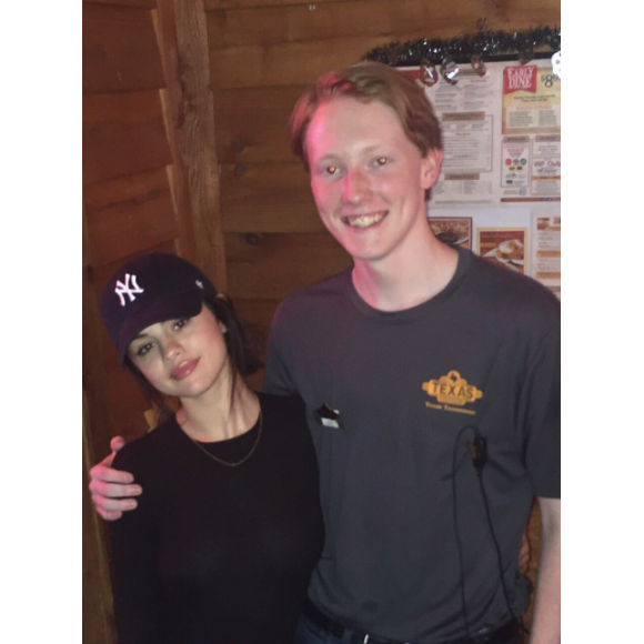 Selena Gomez pose avec ses fans dans un restaurant du Tennessee, le 8 octobre 2016. La popstar ferait actuellement un séjour en rehab dans la région. Elle est apparue particulièrement amaigrie mais disponible et souriante.