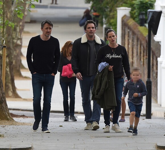 Exclusif - Ben Affleck qui est actuellement sur tournage du film « Justice League Part One » jouant le rôle de Batman, retrouve Jennifer Garner et ses enfants Violet, Seraphina et Samuel pour déjeuner à Londres le 26 mai 2016.