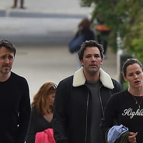 Exclusif - Ben Affleck qui est actuellement sur tournage du film « Justice League Part One » jouant le rôle de Batman, retrouve Jennifer Garner et ses enfants Violet, Seraphina et Samuel pour déjeuner à Londres le 26 mai 2016.