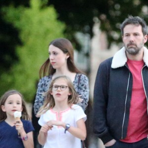 Exclusif - Jennifer Garner et Ben Affleck dînent en amoureux au restaurant à Paris puis sont rejoints par leurs enfants le 6 mai 2016.