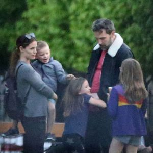 Exclusif - Jennifer Garner et Ben Affleck dînent en amoureux au restaurant à Paris puis sont rejoints par leurs enfants le 6 mai 2016. B