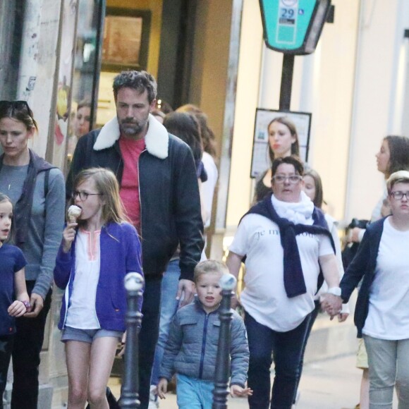 Exclusif - Jennifer Garner et Ben Affleck dînent en amoureux au restaurant à Paris puis sont rejoints par leurs enfants le 6 mai 2016. Ben Affleck et Jennifer Garner sont sortis discrètement de l'hôtel par derrière (toute la journée Jennifer était seule avec les enfants) pour se rendre bras dessus bras dessous dans un restaurant près la place des Vosges. Les 2 stars américaines ne cachent plus leurs sentiments mais dès que leurs enfants les ont rejoints, ils ont mis une certaine distance entre eux. Ensuite ils sont partis acheter des glaces puis ont joué dans le parc.