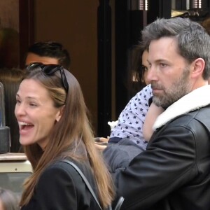 Exclusif - Ben Affleck et Jennifer Garner sont bel et bien à nouveau ensemble. Le couple est arrivé incognito à Paris avec leurs 3 enfants Violet, Seraphina et Samuel ainsi que 2 nounous. Logée dans un somptueux hôtel dans le Marais, toute la famille est allée acheter jeudi après-midi des glaces chez Amorino, célèbre glacier. Le couple a été tout de suite reconnu et certains clients qui faisaient la queue ont pu même discuter avec eux. Les deux stars ont échangé un baiser à l'intérieur de l'hôtel, rapporte un témoin de la scène. Plus tard Jennifer Garner est ressortie pour acheter des pizzas à emporter pour manger à l'hôtel. Vers 22h30, Jennifer est ressortie avec ses 2 filles pour aller place des Vosges, où Violet et Séraphina ont pu s'amuser sur les pelouses tandis que Jennifer était au téléphone Paris le 5 mai 2016