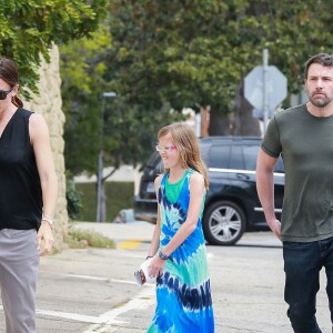 Jennifer Garner et Ben Affleck emmènent leurs enfants Violet, Seraphina et Samuel à l'église à Pacific Palisades, le 24 avril 2016
