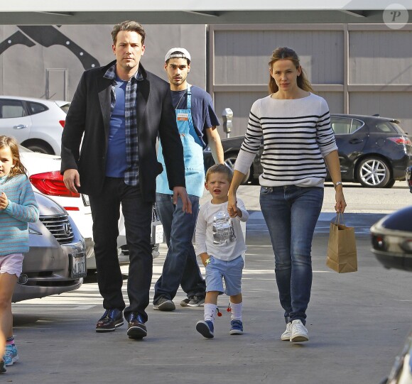 Ben Affleck et Jennifer Garner se promènent avec leurs enfants Violet, Seraphina et Samuel à West Hollywood. Ils ne portent toujours pas leurs alliances. Le 14 novembre 2015