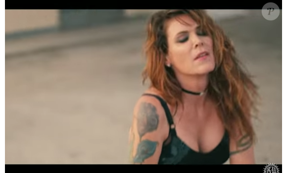 Beth Hart dans le clip Love is a lie, extrait de l'album Fire on the floor, octobre 2016.