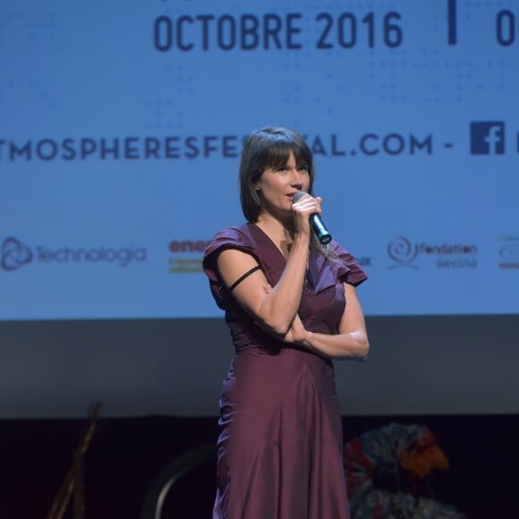 La chanteuse Camille (Camille Dalmais) - Ouverture du Festival Atmosphères de Courbevoie le 13 octobre 2016. © Giancarlo Gorassini/Bestimage