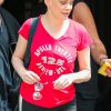 Rose McGowan sort de son hôtel, accompagnée d'un ami, dans le quartier de East Village à New York. Le 13 juin 2016