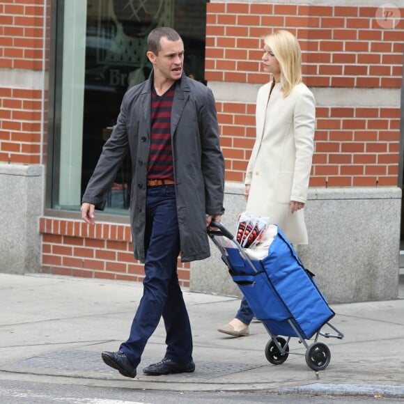Claire Danes, Hugh Dancy et leur fils Cyrus dans les rues de West Village à New York City le 16 octobre 2016