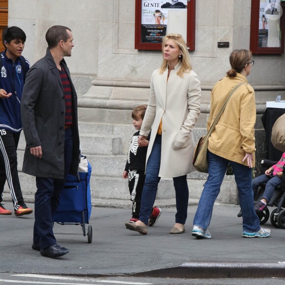 Claire Danes, Hugh Dancy et leur fils Cyrus dans les rues de West Village à New York City le 16 octobre 2016