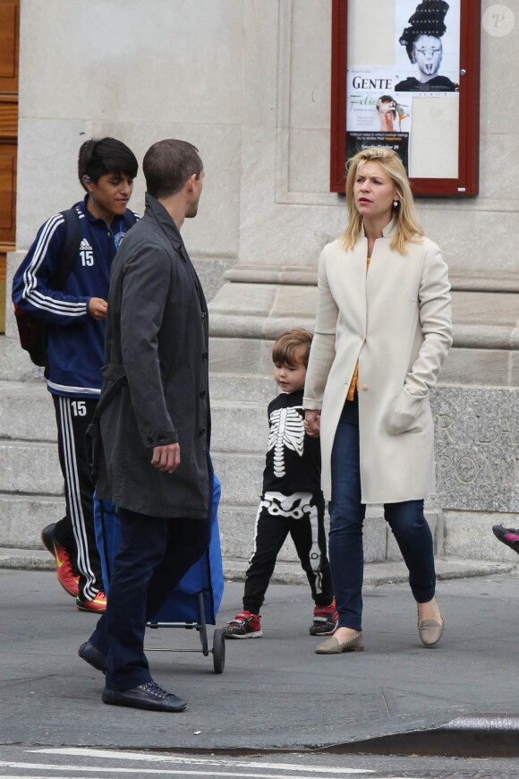Claire Danes, Hugh Dancy et leur fils Cyrus dans les rues de West Village à New York City le 16 octobre 2016