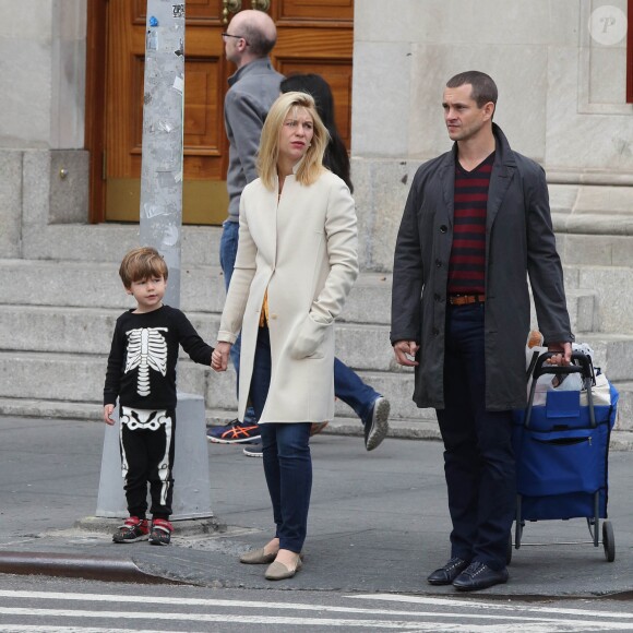 Claire Danes, Hugh Dancy et leur fils Cyrus dans les rues de West Village à New York City le 16 octobre 2016