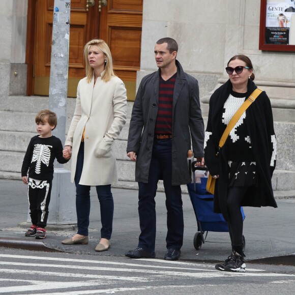 Claire Danes, Hugh Dancy et leur fils Cyrus dans les rues de West Village à New York City le 16 octobre 2016