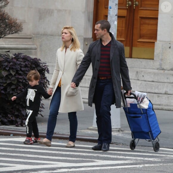 Claire Danes, Hugh Dancy et leur fils Cyrus dans les rues de West Village à New York City le 16 octobre 2016