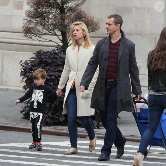 Claire Danes, Hugh Dancy et leur fils Cyrus dans les rues de West Village à New York City le 16 octobre 2016