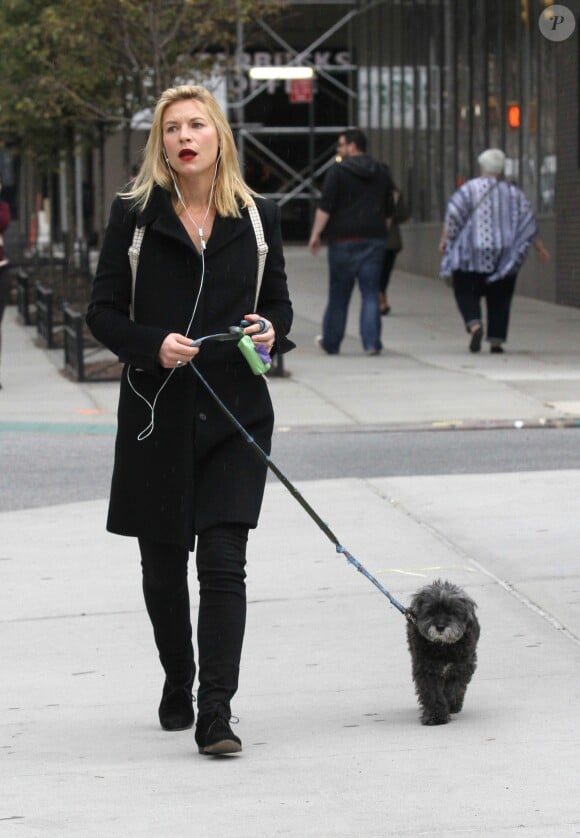 Claire Danes promène son chien dans le quartier de Soho à New York, le 13 octobre 2016
