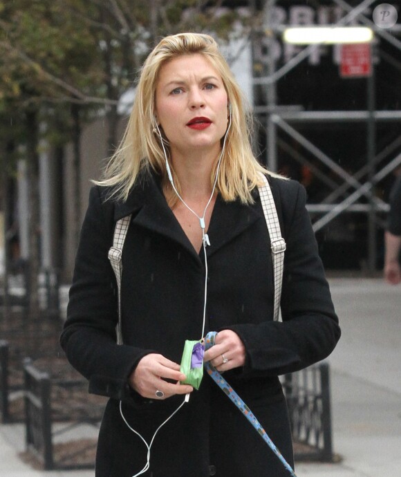Claire Danes promène son chien dans le quartier de Soho à New York, le 13 octobre 2016