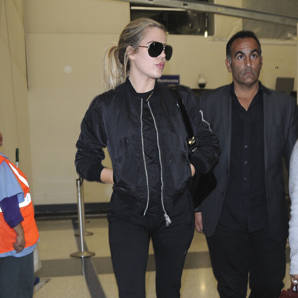 Khloe Kardashian arrive à l'aéroport de LAX à Los Angeles, le 16 octobre 2016